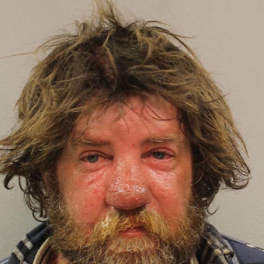 алкаши пьют. пропитый мужик. мужчина алкоголик. алкаш с пивом. алькаги.