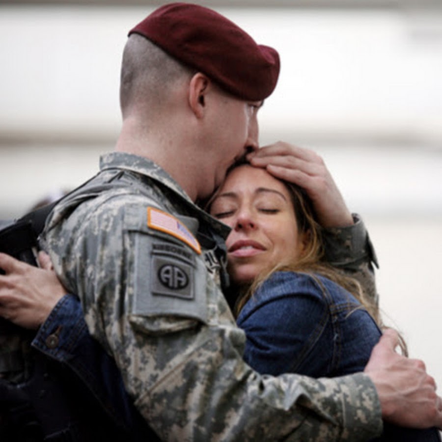возвращение встреча. возвращение встреча. встреча с сыном. возвращение встреча. встреча солдата из армии.