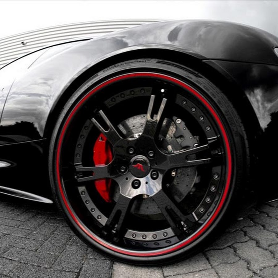 Красные диски на черной машине фото Красные диски на черной машине фото