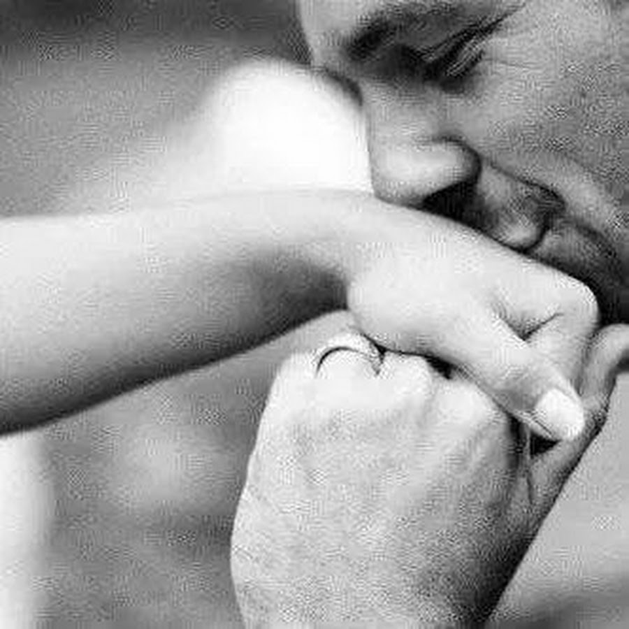 Целует руку. Что значит целовать руку девушки. Поцелуй руки девушки. Что значит целовать руку девушки. Что значит целовать руку девушки.