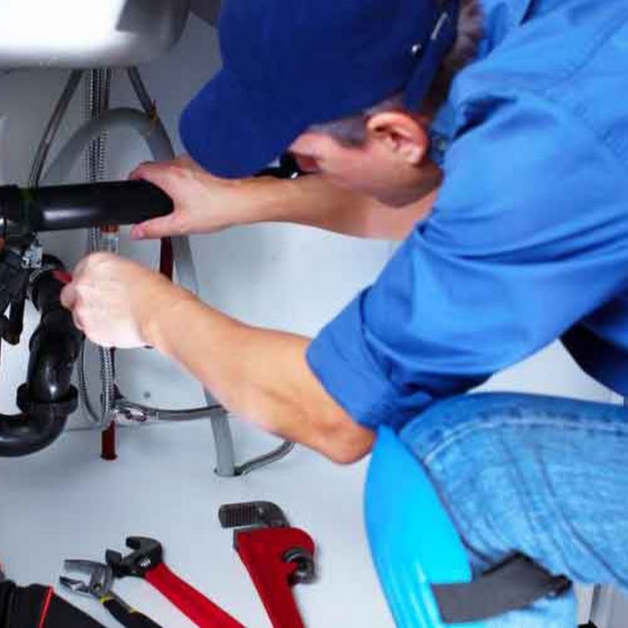 мастер сантехники. сантехники. тула сантехники. сантехник в работе. услуги сантехника.