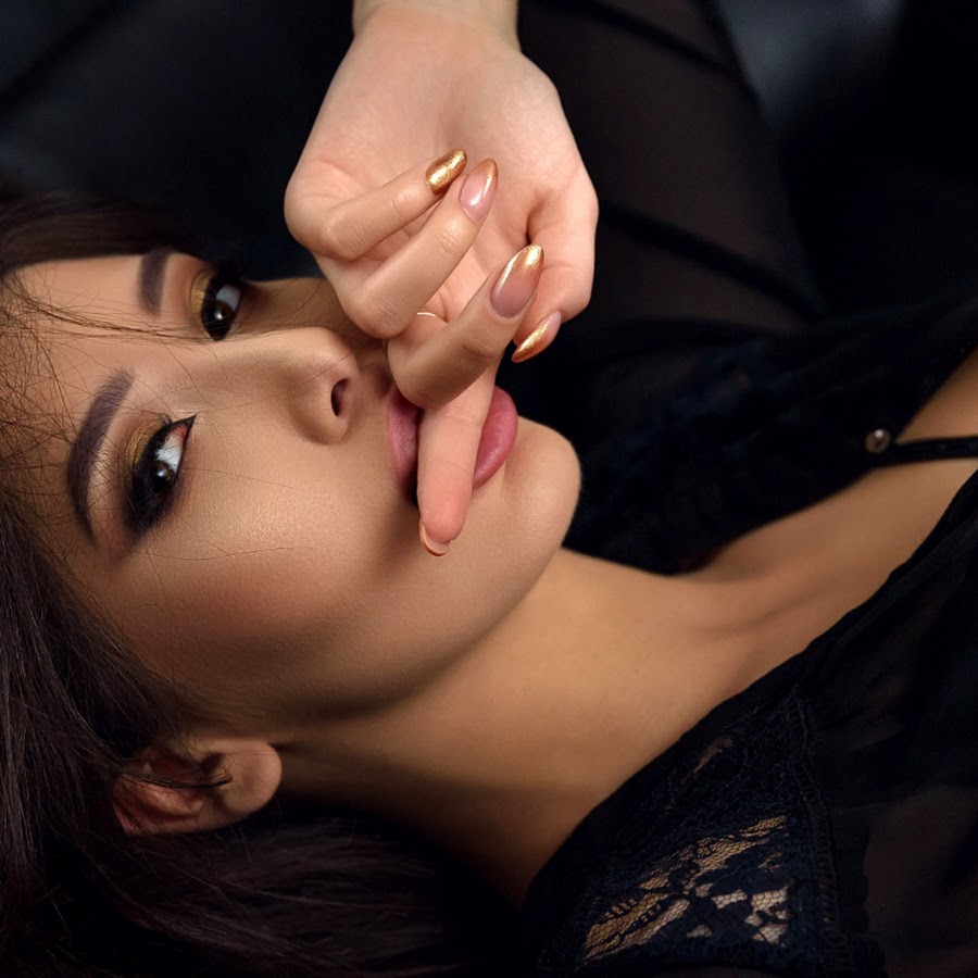 Облизывает телефон. Восточные девушки. Губы девушки. Красивые губы. Женская рука