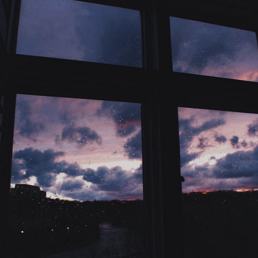 За окном становится небо темней но небо в моих руках