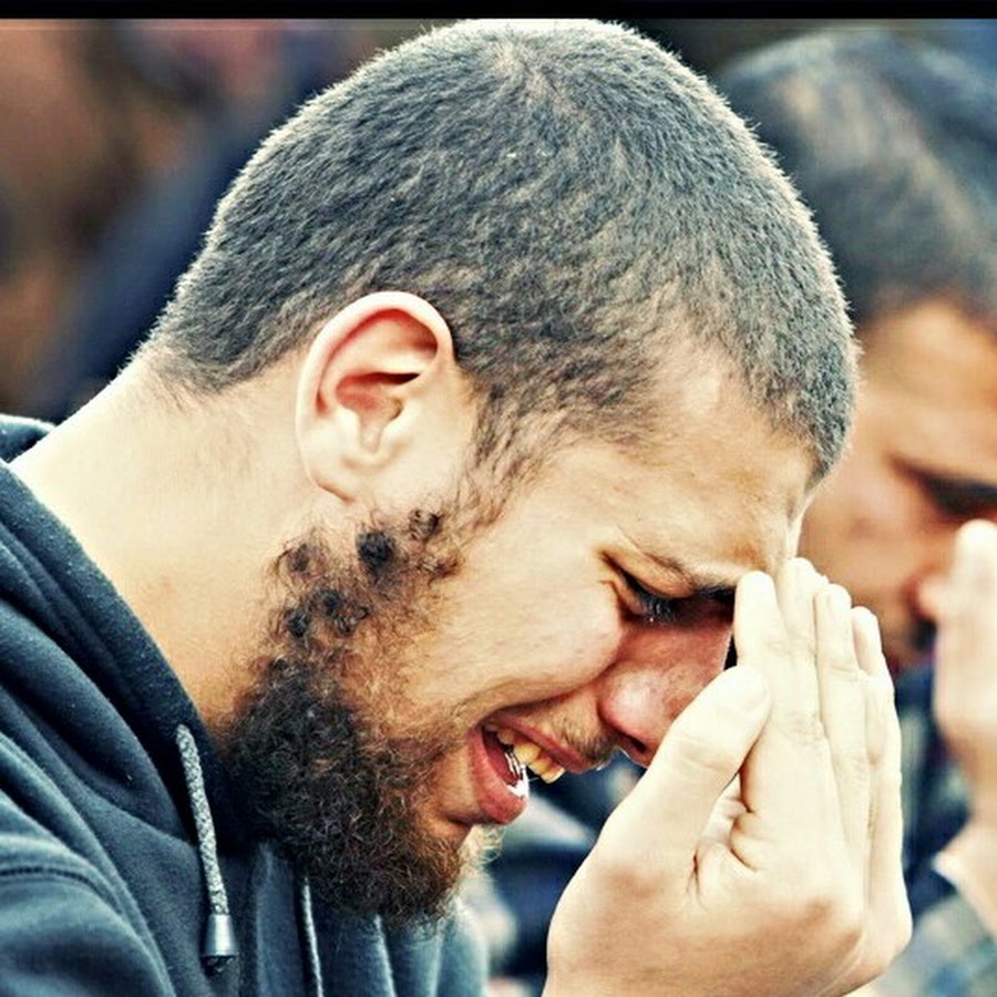 Мусульманин мужчина плачет. Мужчина молится фото.