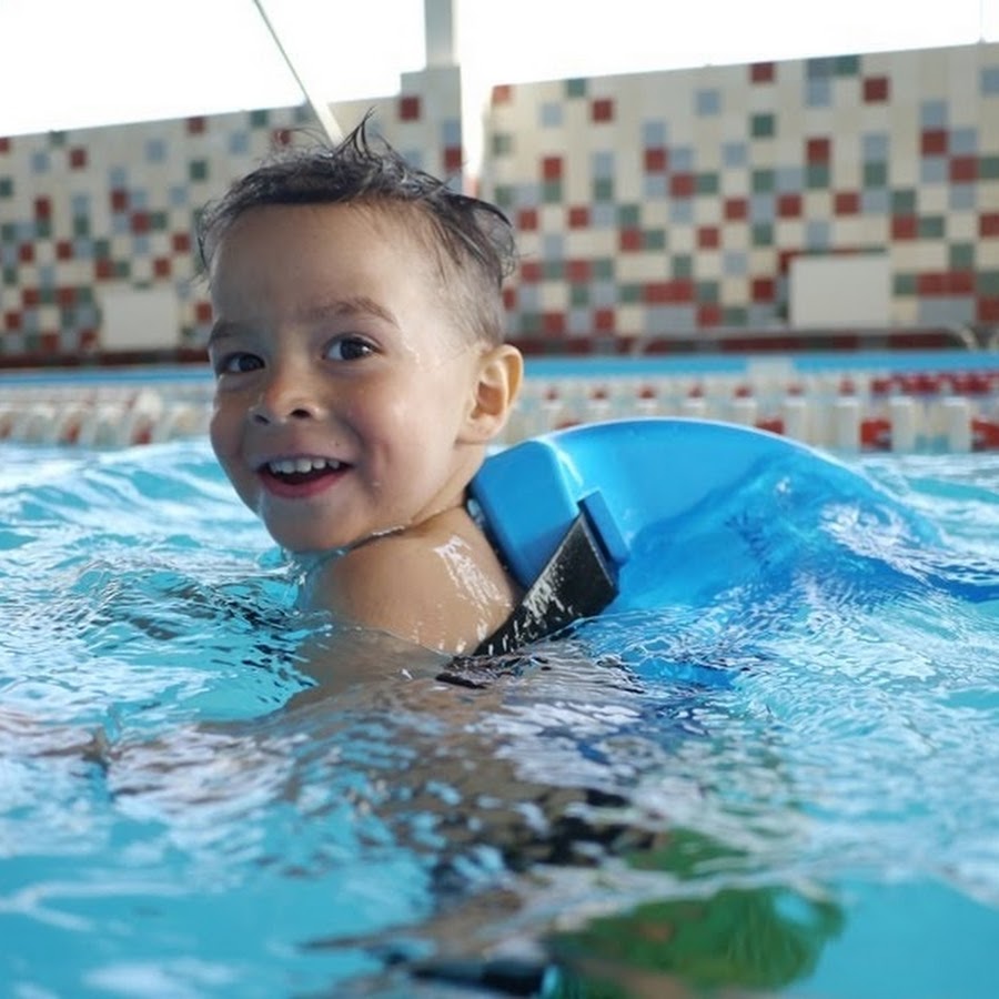 Плавание для детей краснодар. Научить ребенка плавать. Школа для плавания для детей 9 лет. Плавник для бассейна.