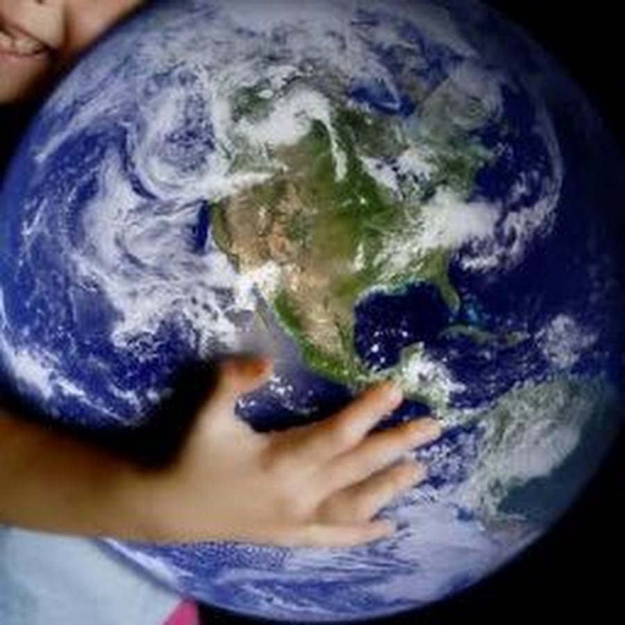 Обнимает планету. Обнять планету. Человек обнимает планету. Обнимая планету. Дети обнимают планету.