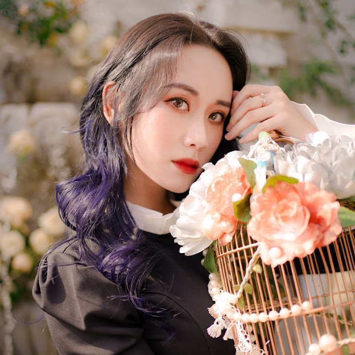 Hương Witch Net Worth & Earnings (2026)