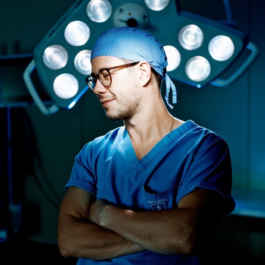 молодой пластический хирург