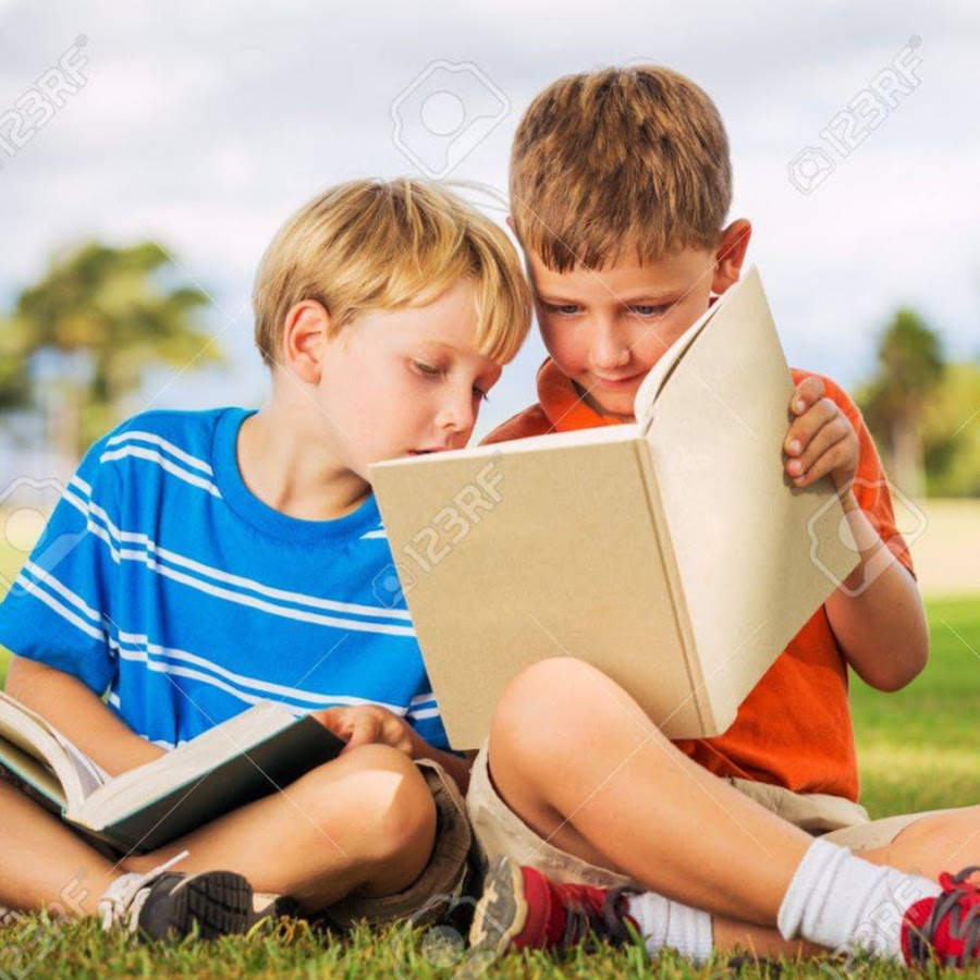 Чтение ис. Дети читают. Дети дружат с книгой. Чтение для детей. Мальчик читает.