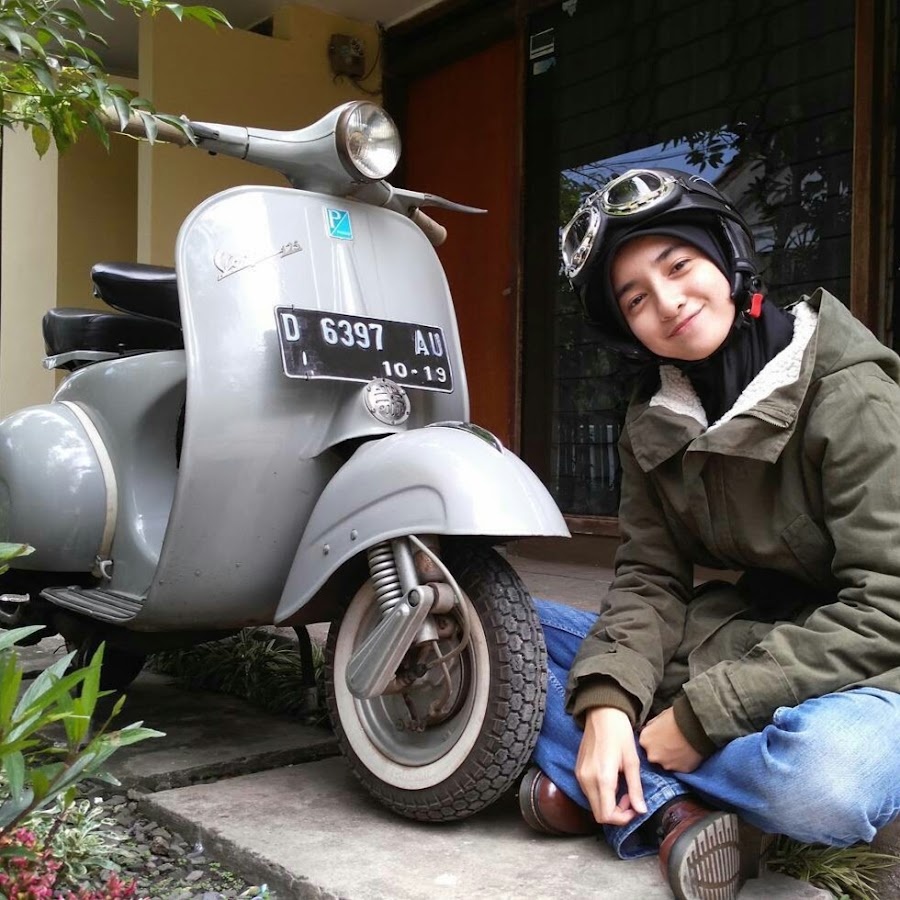 Naik Vespa - YouTube