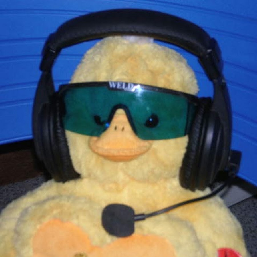 Ducky goes gaming - YouTube