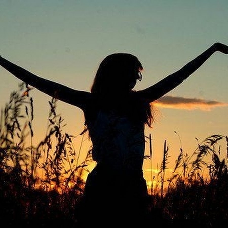 отвергнутая девушка. русая девушка. красивые девушки отвергнутые. мама со спины. красивая тень девушки.