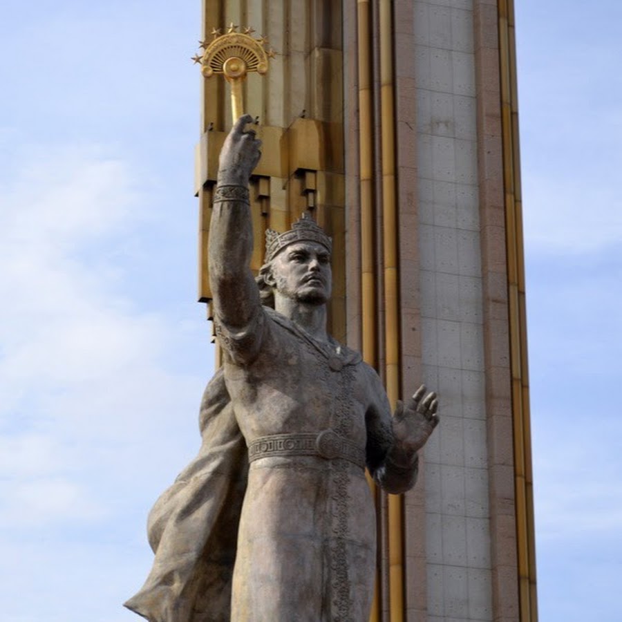 Памятник душанбе. Памятник Исмоилу Сомони. Статуя Исмоили Сомони в Душанбе. Исмоили Сомони в Таджикистане статуи.