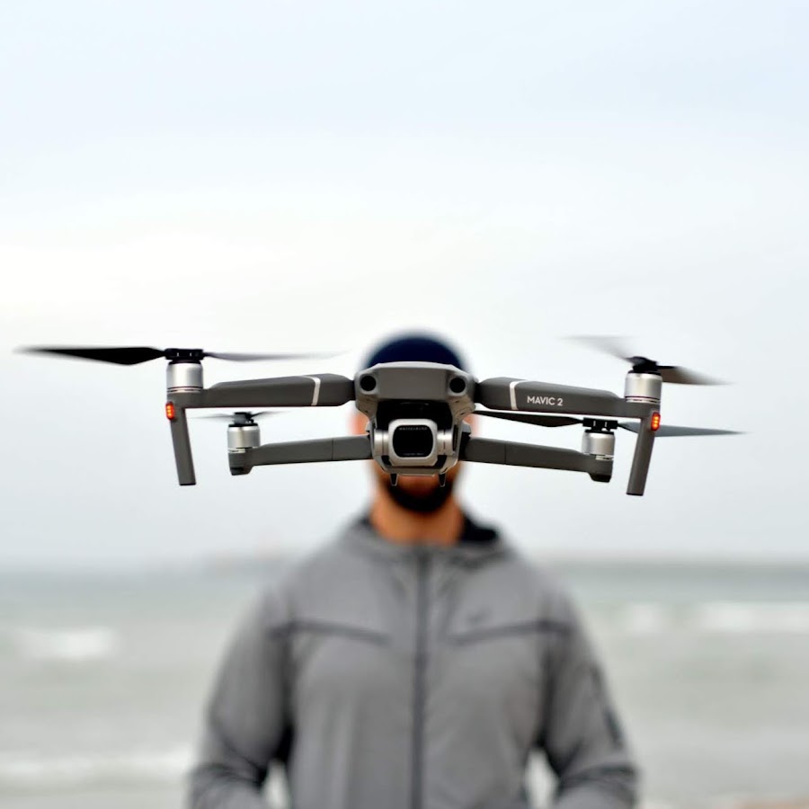 квадрокоптер летает. курсы управления квадрокоптером. мальчик с дроном. квадрокоптер телло. оператор дрона.