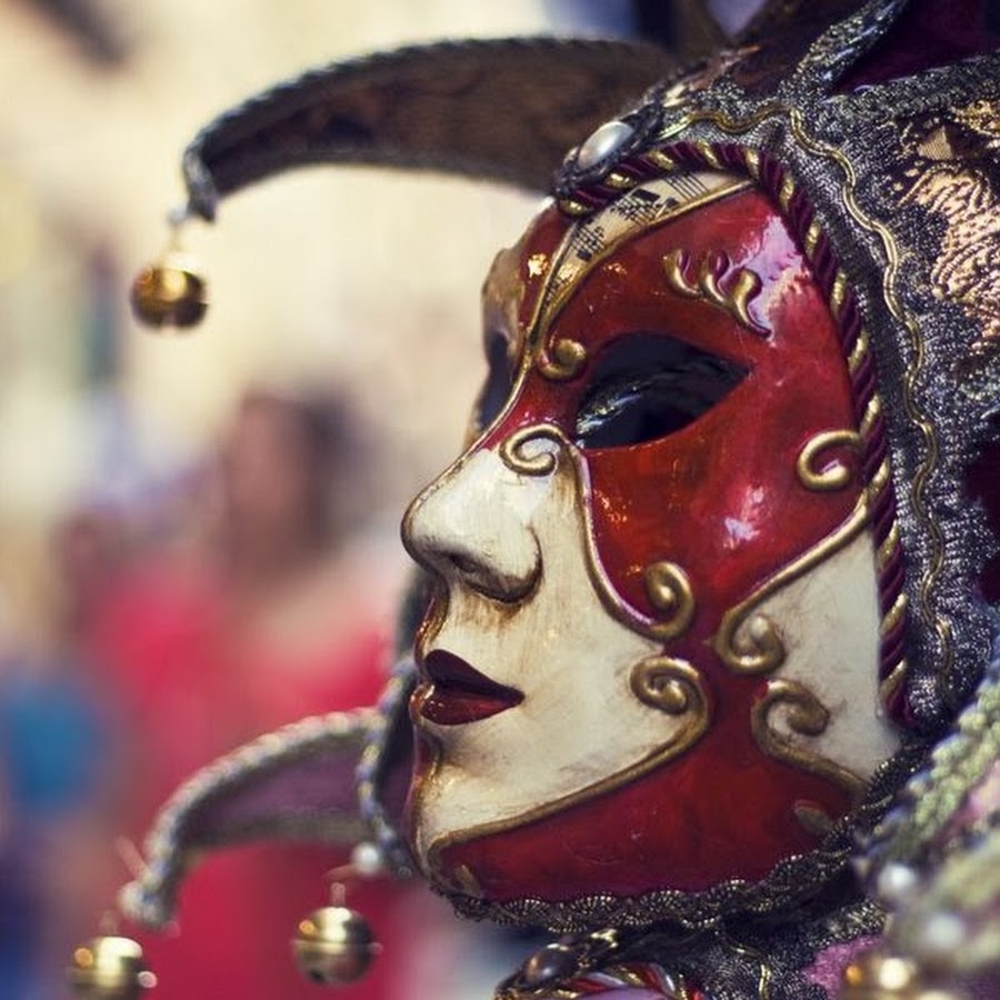 Арлекин маска выступления. Арлекин Венеция карнавал. Венецианская маска Арлекин. Венецианский карнавал маска Арлекин. Маска Арлекина в Венеции.