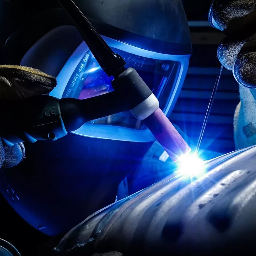 каркасы из труб на кузов. современные кузовные гаражи. оборудование для гаража. кузовная автомастерская в гараже. гараж под кузовной ремонт.