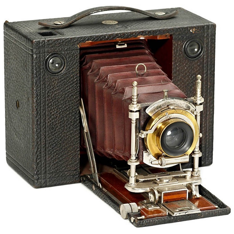 Первый фотоаппарат. Камера Кодак 1900. Фотоаппарат Кодак 19 век. Кодак 1 фотоаппарат. Фотоаппарат Сеттона 1861.