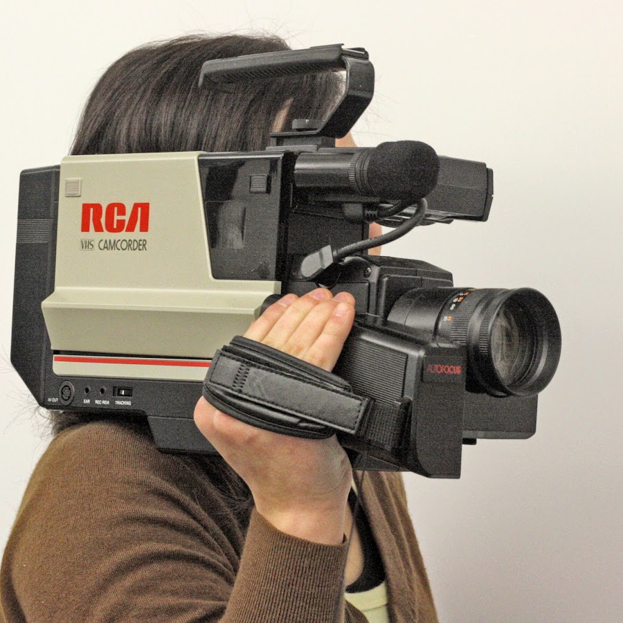 Кинокамера делает 32 за 2. VHS-видеокамера. 2022. ВХС камера. Старая видеокамера. Кинокамера.