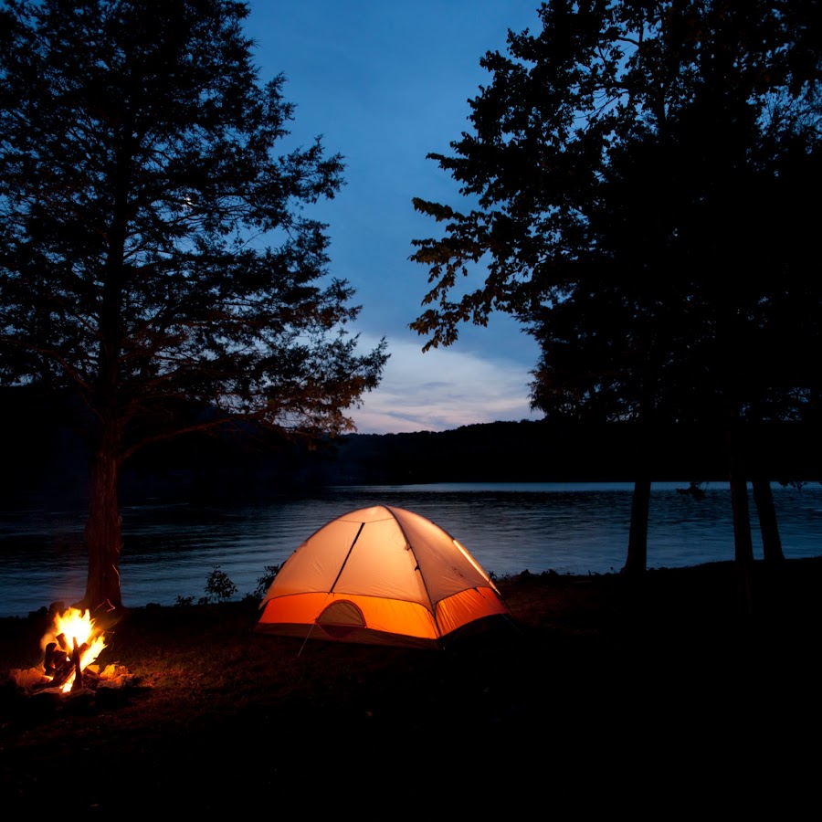 Tourist camping. Палатка у озера. Природа озеро палатка. Лагерь на природе. Ночь озеро палатка.