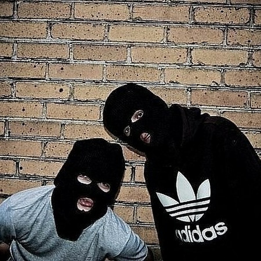 Два парня в масках