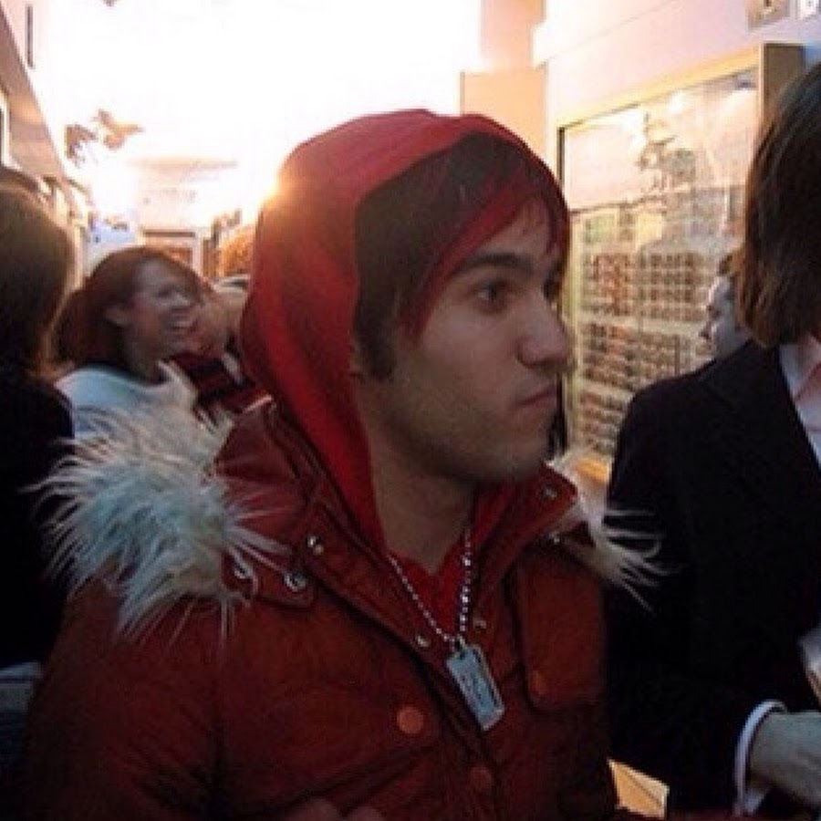 Pete Wentz's Eyeliner - YouTube