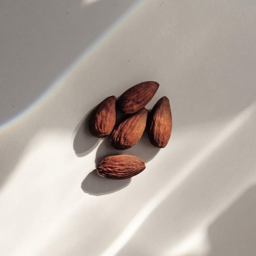 Миндаль любовь. Конфетное миндаль в шоколаде. Миндальные конфеты. Миндаль 30 гр. Омега 6 в кокосовом масле.