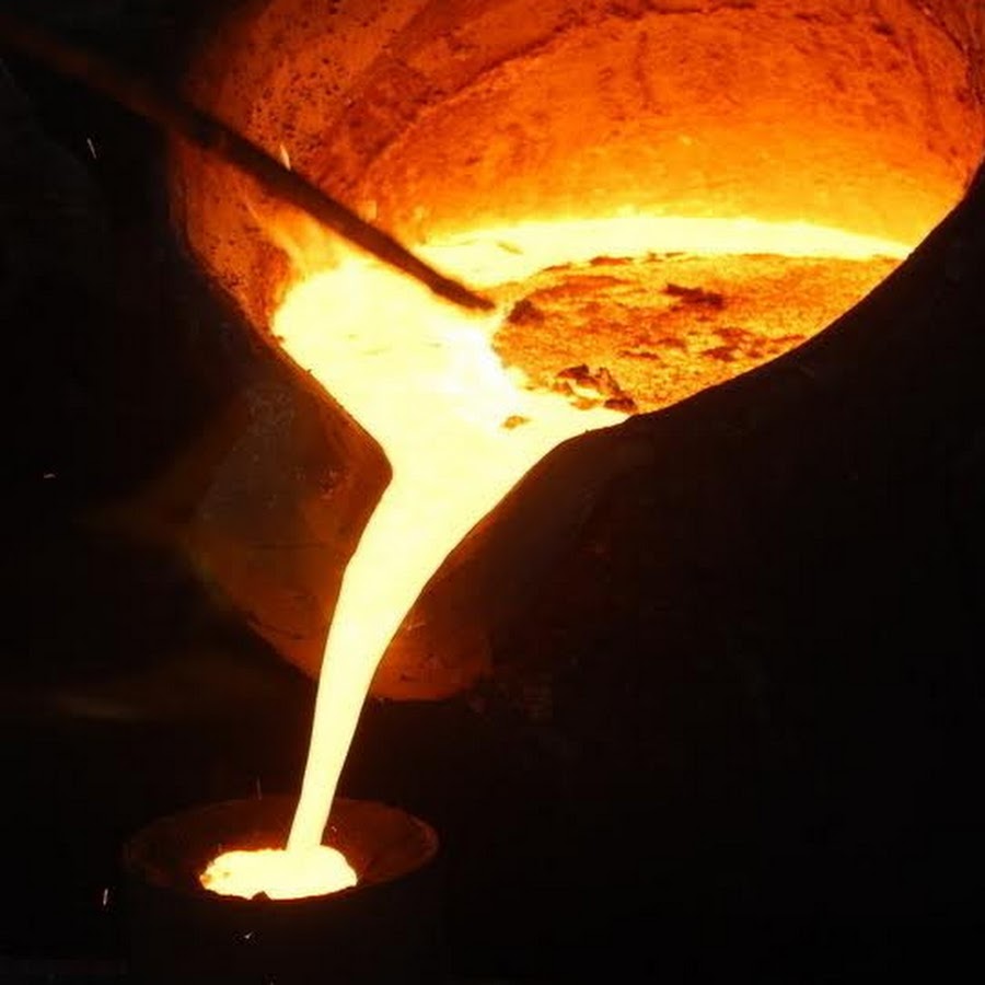Расплавленный металл. Плавка стекла. Расплавле н нн ый. Расплавле н нн ый. Металлургия золото.