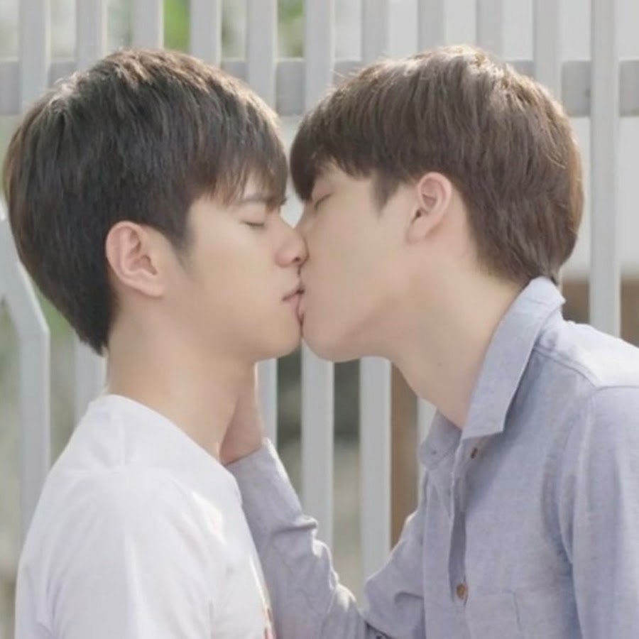 Азиаты поцелуи. Корейские парни поцелуй. Азиатские парни поцелуй. Корейцы парни поцелуй. Поцелуй двух корейцев.