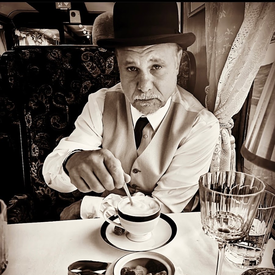 Freddie dennis. Фредди дэннис. Фото актёра дэннис стюарт. Бриджертоны сын президента. Дэннис грин актер.