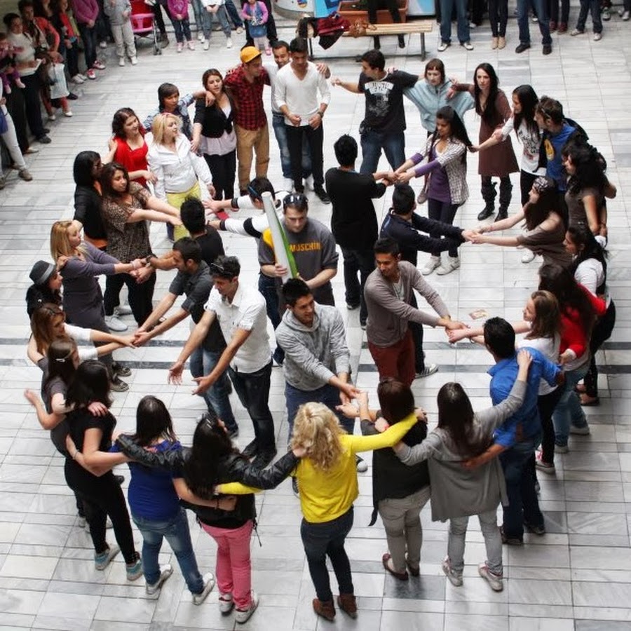 человек толпы. люди в городе. современное общество фотографии. молодежная компания. современное общество фотографии.