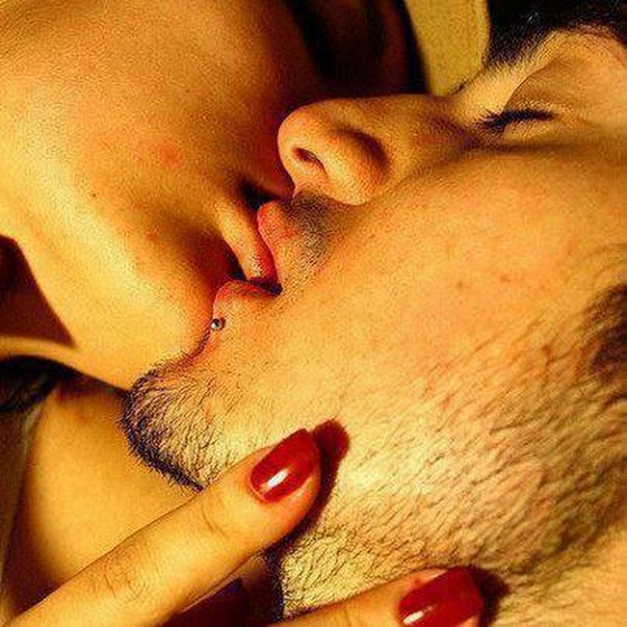 Мужчина целует ласкает. Страстные поцелуи. Горячий поцелуй. Целующие губы. Поцелуи страстные в губы.