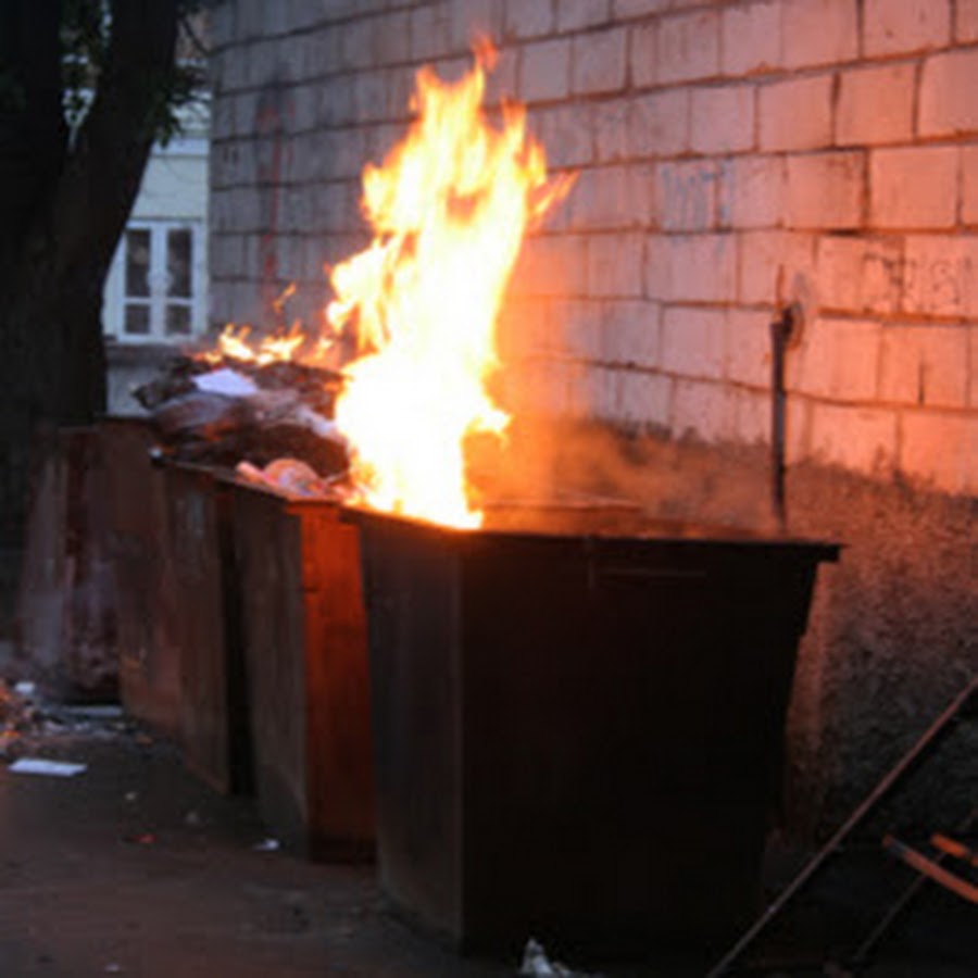 Поджигают урны. Загорелся мусорный контейнер. Поджигают урны. Поджигают урны. Мусорный бак.