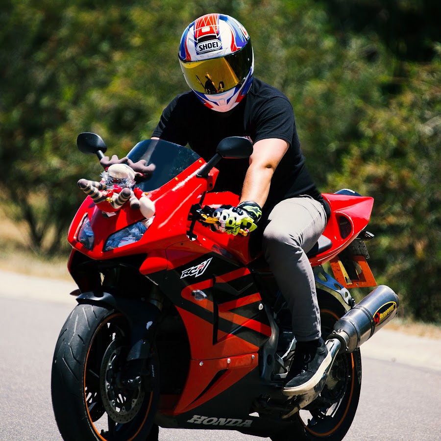 Минимализм в жизни и в вещах. Фотосессия с книгой. Витграсс замороженный. Stocksy. Хип хоп.