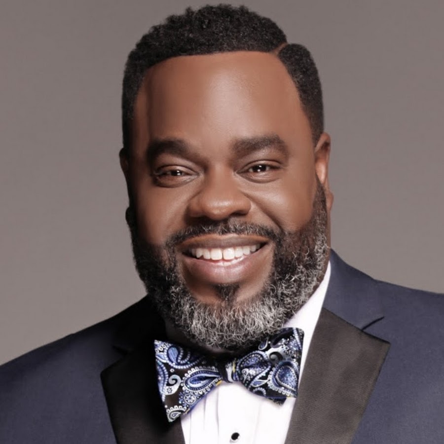 веселый человек. Robert person. Divine певец фото в зрелости. мужчина в стрессовой ситуации. E person.