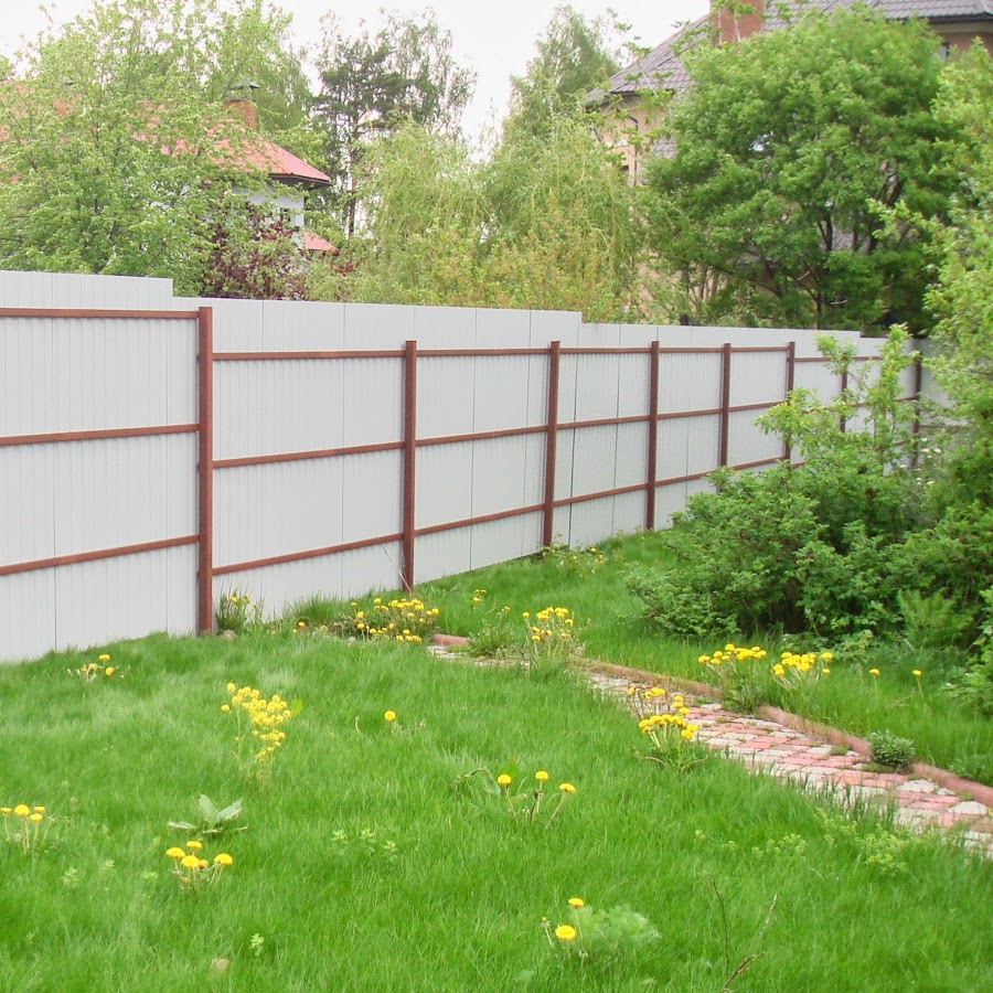 Заборы из профнастила фотогалерея. Красивые заборы для дачи. Откатные ворота евроштакетник 5м. Дачные заборы из дерева. Забор из профлиста и штакетника.