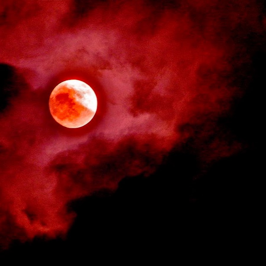 Красная Луна. Красное небо с луной.