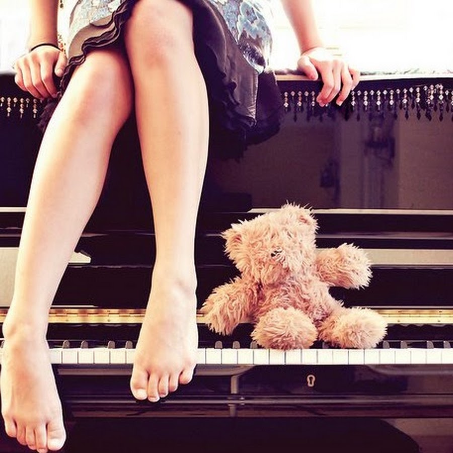Включи песню ноги. Ноги и фортепиано. Ноги на рояле. Пианино для ног. Ножки для пианино.