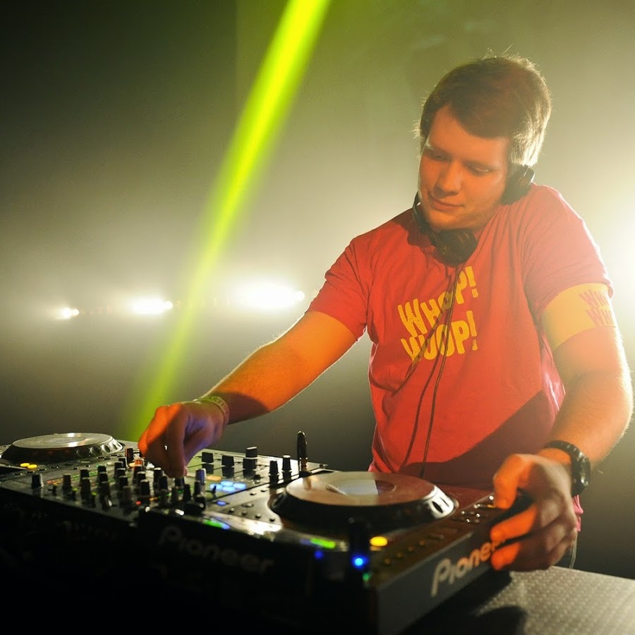 Московские диджеи. Диджей кханигон азад. Образ диджея. Диджей ап. Диджейский пульт.