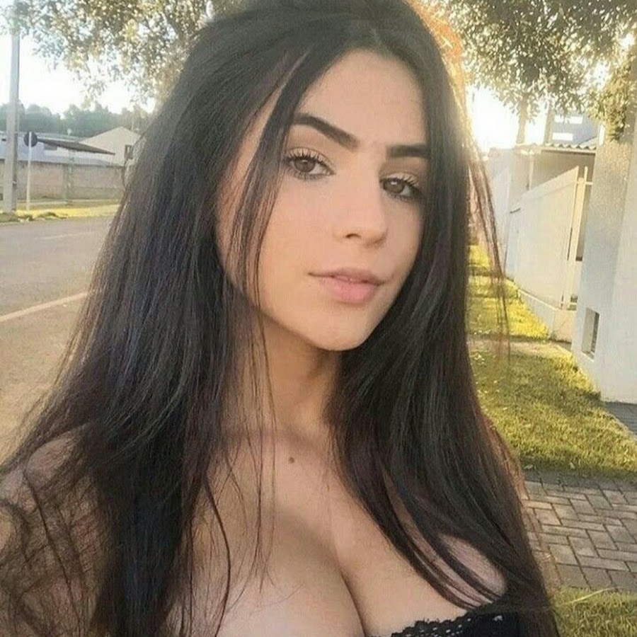 Mulher morena pelada