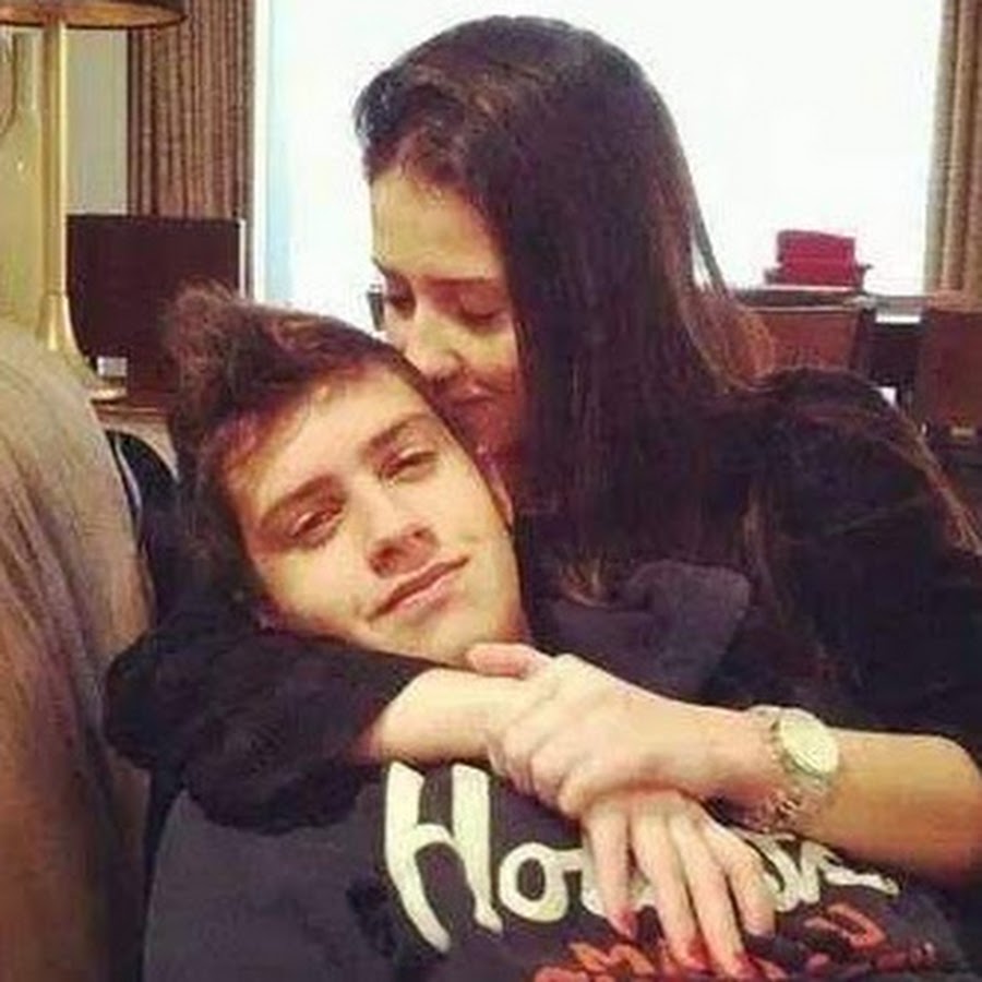 Трогаю щекой. Объятия. Трогать щеки. Мужская рука на щеке девушки. Трогаю щекой.