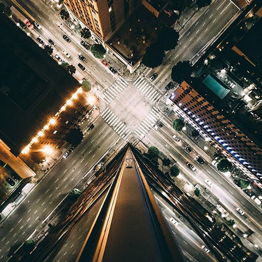 симметрия в кадре. симметричные фото. красота симметрии. подсветка эскалатора. симметричный город.