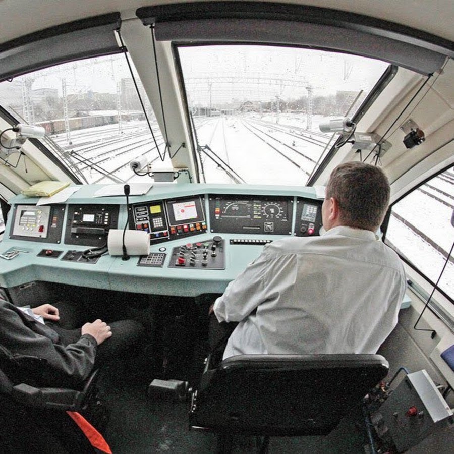 машинист на железной дороге. кабина локомотива тэм18дм. машинист электровоза ермак. машинист локомотива тепловоза. помощник машиниста локомотива.