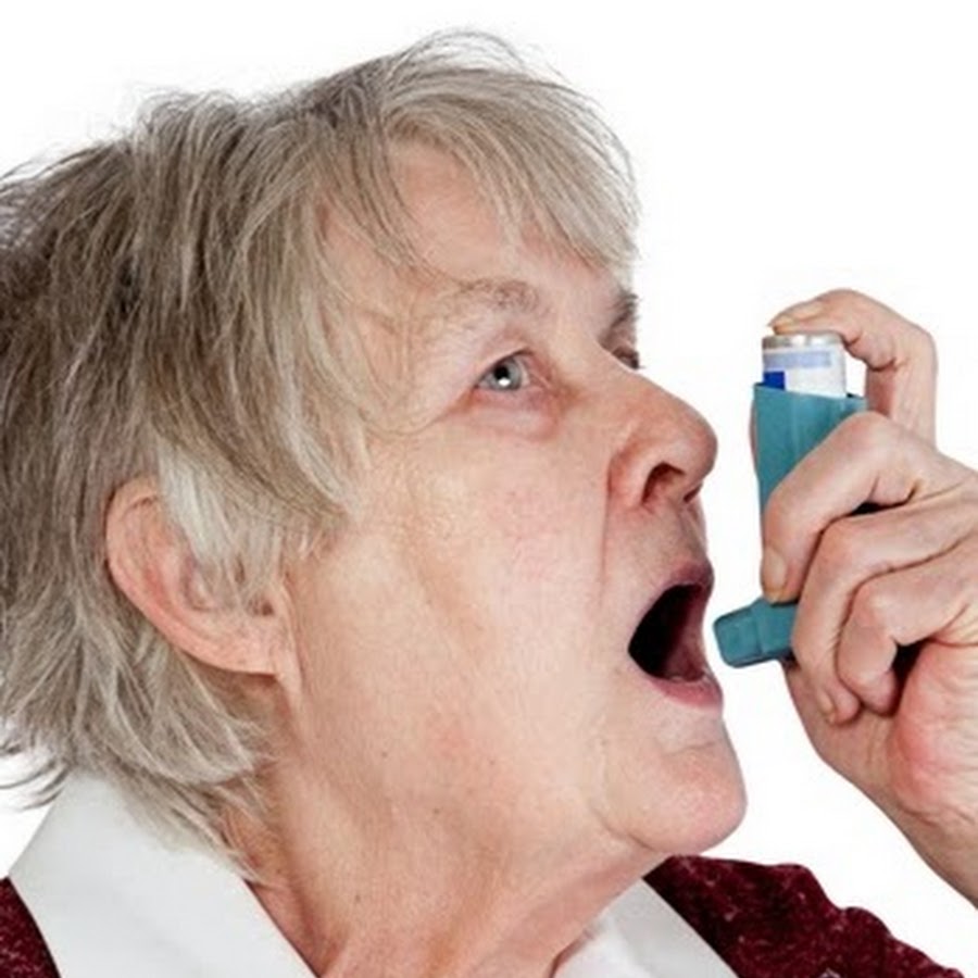 Вода в легкие у пожилых. Бронхиальная астма. Человек с ингалятором. Пациент с ингалятором. Заболевания органов дыхания у пожилых.