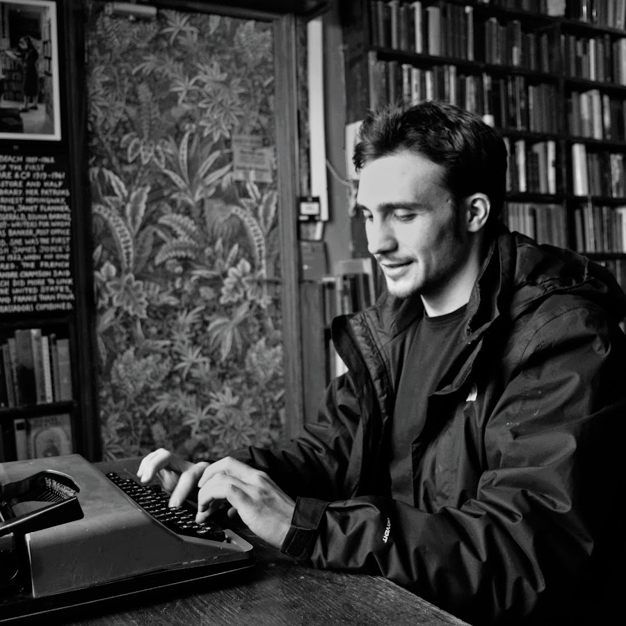 novelist net worth - Ilustrasi 3