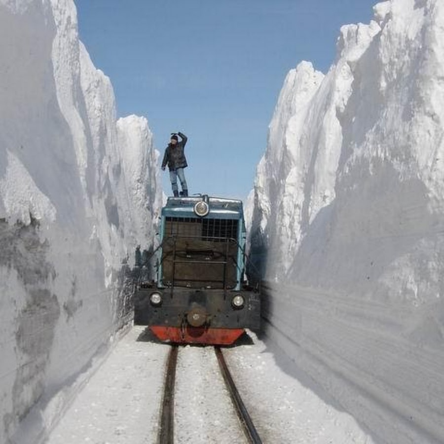 Поезд снежные заносы. Сахалин зима. Сугробы на железной дороге. Снегоуборочный поезд. Поезд в сугробе.