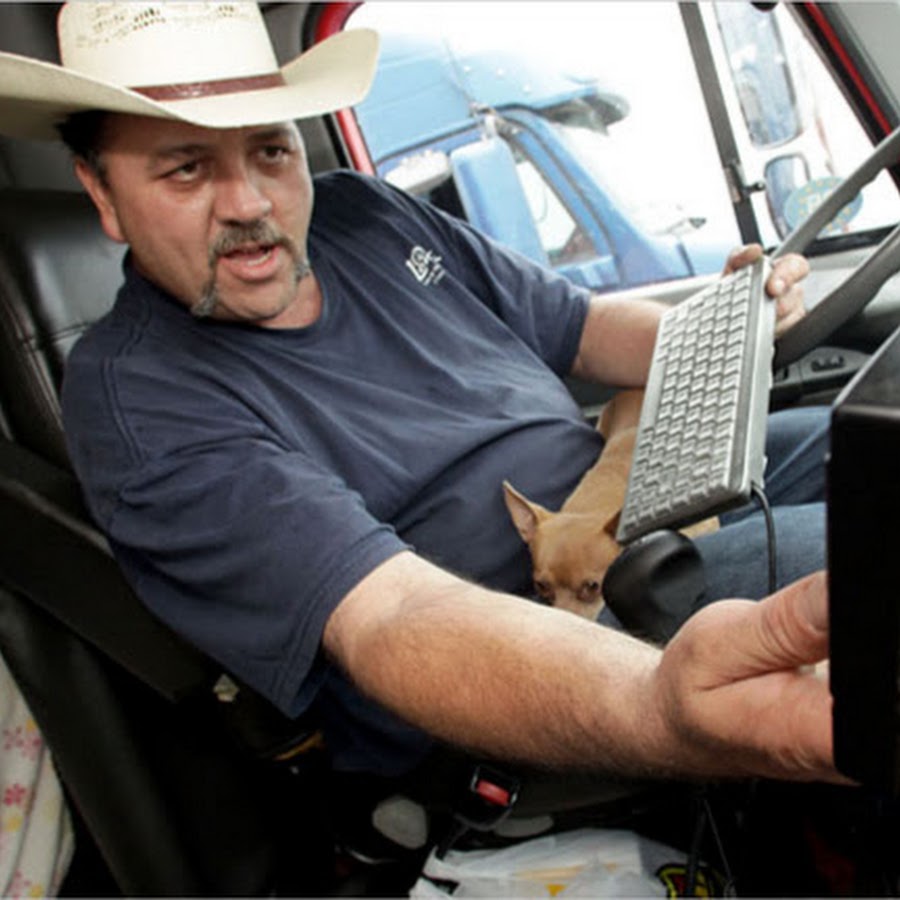 Американский водитель грузовика. Американский водитель. Водитель трака. Американский водитель грузовика. Водитель трака в сша.