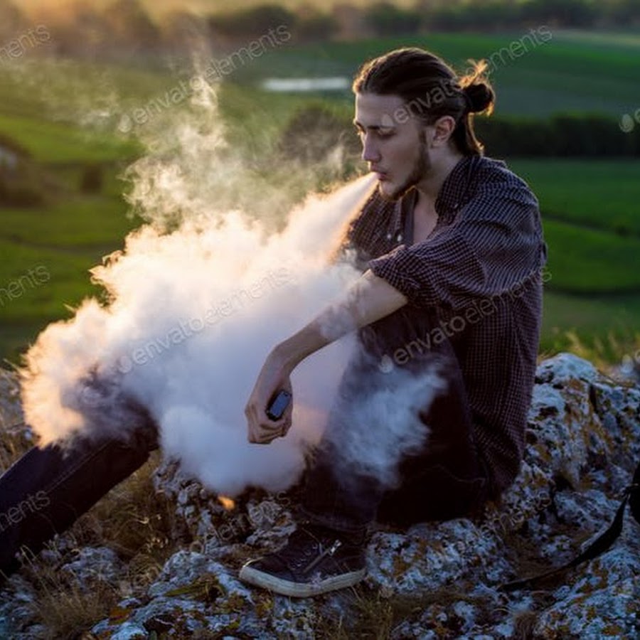 луна в дымке. мужчина с сигаретой в темноте. сигариллы wtf. один арт.