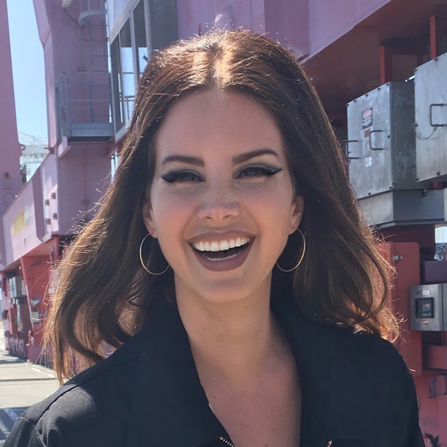 Lana Del Rey postpones new record and comes with cover 