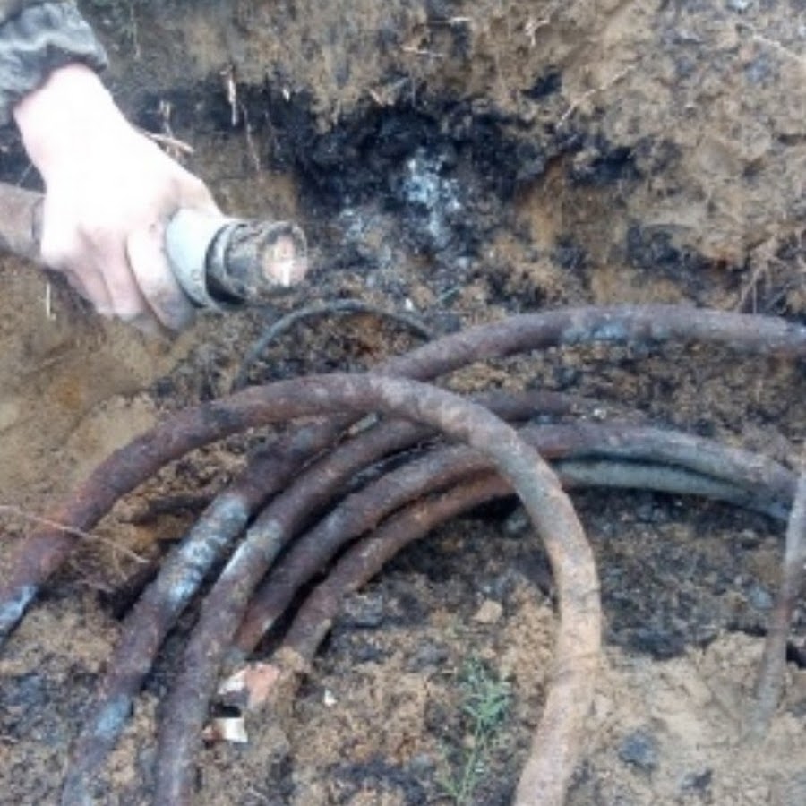 Поисковик кабеля в земле. Повреждение кабеля 10 кв. Аппарат для поиска повреждений кабельной линии. Монтаж муфты 10кв соединительной 10. Как найти кабель в земле.