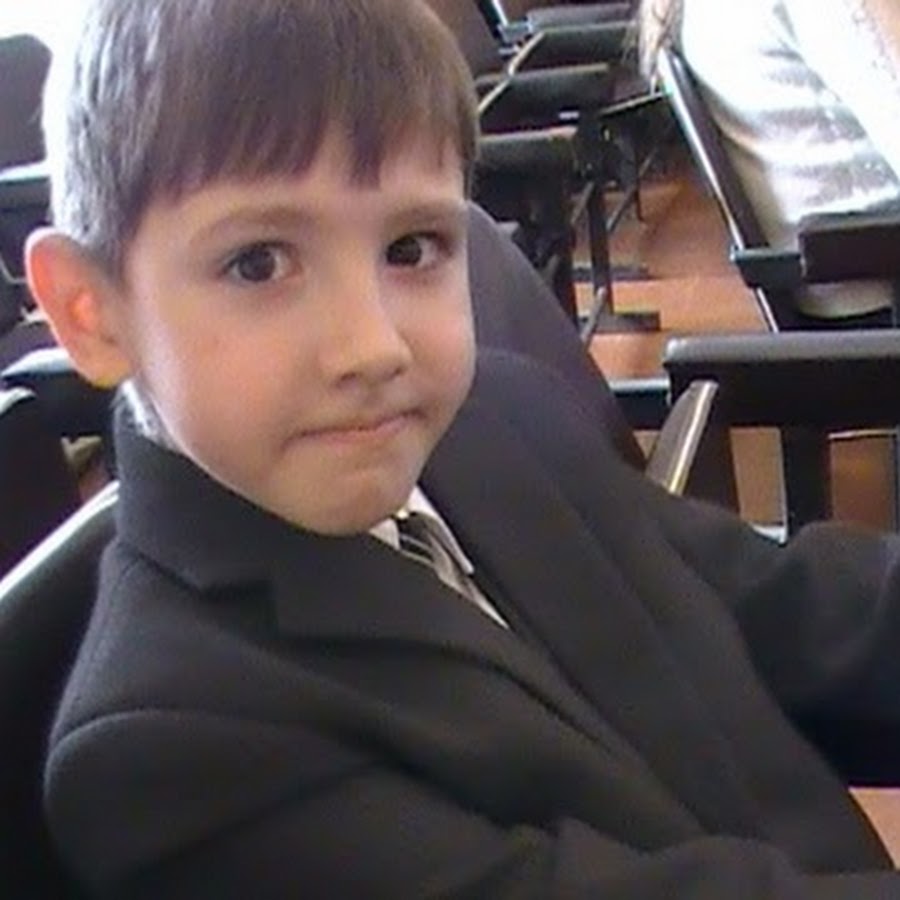 видео где младший